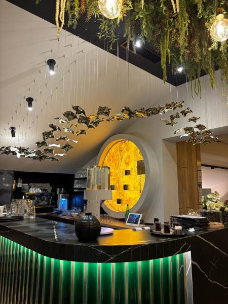 Réalisation sur mesure : Sculpture lumineuse pour un bar de restaurant à Lyon Réalisation sur mesure : Sculpture lumineuse pour un bar de restaurant à Lyon