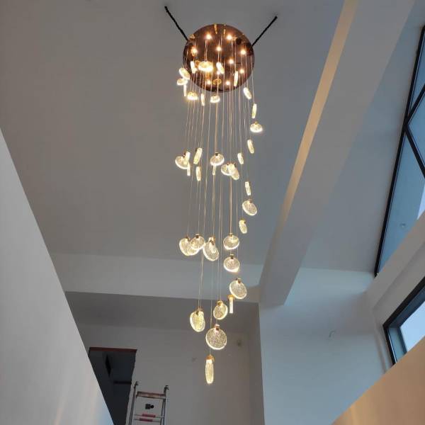 Installation de luminaires modernes pour un vide sur séjour d'une maison d'architecte près de Lyon dans le Rhône