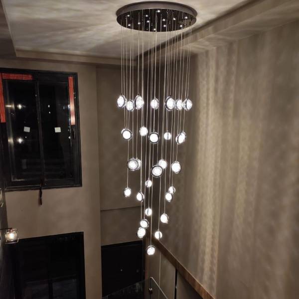 Pose de suspension moderne pour un hall d'entrée avec grande hauteur sous plafond à Dardilly dans l’ouest lyonnais