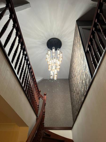 Création et pose de suspensions et luminaires sur-mesure en verre pour montée d’escaliers à Ecully dans l’ouest lyonnais. Création et pose de suspensions et luminaires sur-mesure en verre pour montée d’escaliers à Ecully dans l’ouest lyonnais.