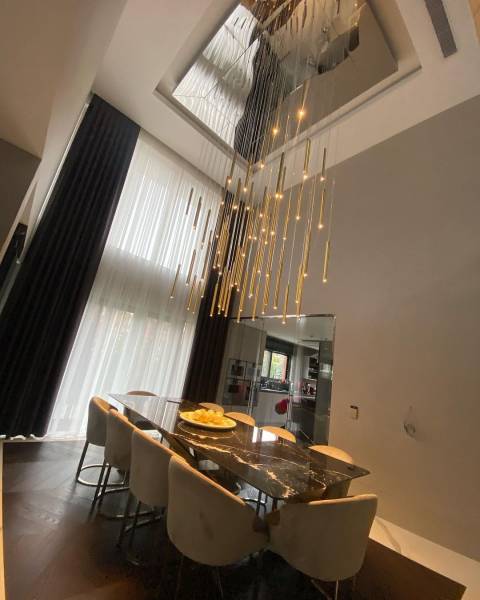 Tarif luminaire haut de gamme en métal doré plafond haut à Lyon