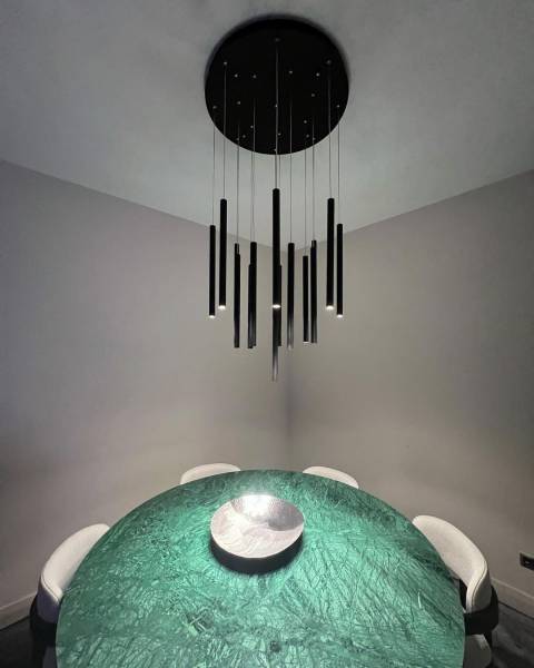 Conception de luminaires en métal contemporains pour une salle à manger à Limonest dans l'Ouest lyonnais