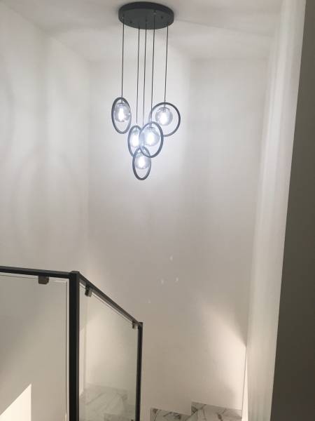 Fabrication de suspensions et luminaires en métal contemporain pour une montée d’escaliers à Limonest proche de Lyon Fabrication de suspensions et luminaires en métal contemporain pour une montée d’escaliers à Limonest proche de Lyon