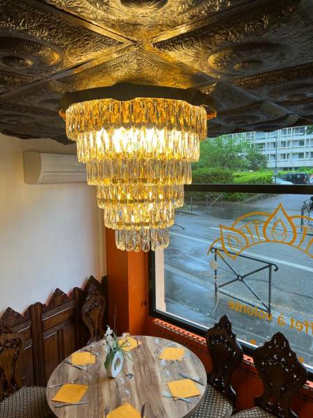 Réalisation de lustre en cristal pour restaurant