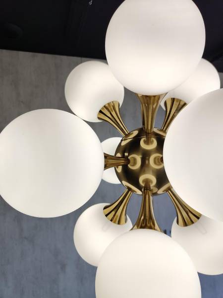 Commande d'un grand lustre haut de gamme laiton style contemporain à Lyon Rhône Alpes