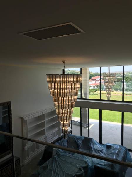 Grand lustre en cristal vide sur séjour Grand lustre en cristal vide sur séjour