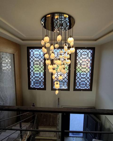 Conception de suspensions en verres opalines pour une montée d'escaliers à Tassin la Demi Lune dans l'Ouest lyonnais