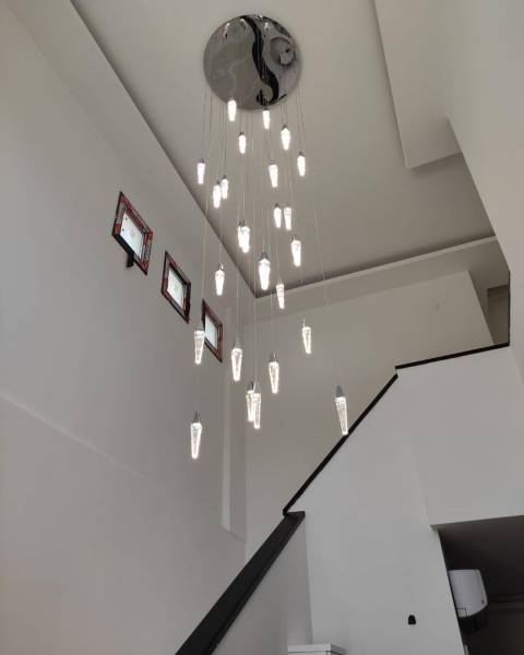 Réalisation de suspensions moderne grande hauteur sous plafond à Limonest dans l'ouest lyonnais