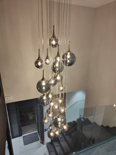 Acheter un luminaire pour grande hauteur sous plafond – Montée d’escaliers à Lyon et en région Rhône-Alpes