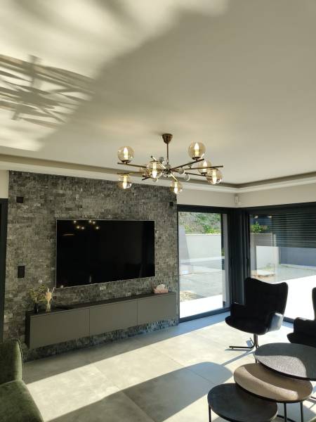 Devis pour un lustre laiton dans un salon d'une maison contemporaine à Lyon