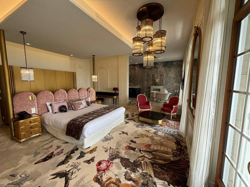 Réalisation de lustres en verre sur mesure pour le Château des Avenières – Hôtel de luxe près de Genève Réalisation de lustres en verre sur mesure pour le Château des Avenières – Hôtel de luxe près de Genève