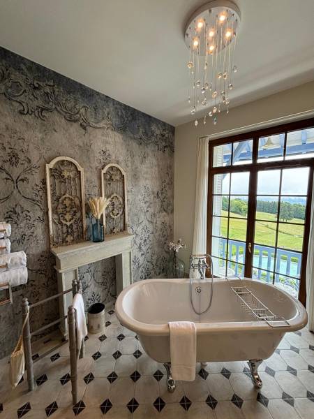 Création de luminaire sur mesure pour un hôtel de luxe – Château des Avenières, Rhône-Alpes Création de luminaire sur mesure pour un hôtel de luxe – Château des Avenières, Rhône-Alpes