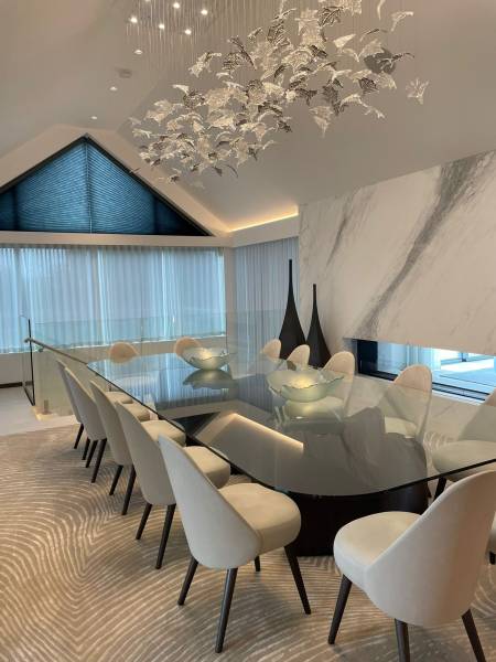 Création d’un grand luminaire en verre sur mesure – Salle à manger au Royaume-Uni Création d’un grand luminaire en verre sur mesure – Salle à manger au Royaume-Uni